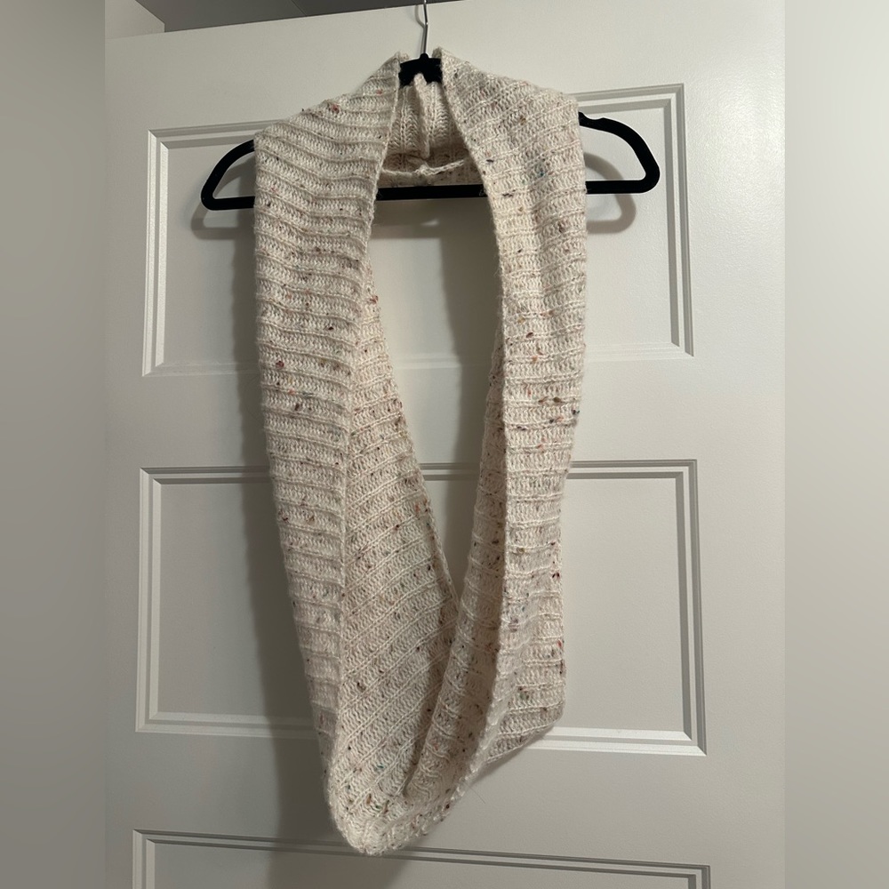 SALE 3/$15 Old Navy Infinity Rib Knit Scarf in Cream Color